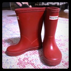 Little girl’s Hunter rain boots
